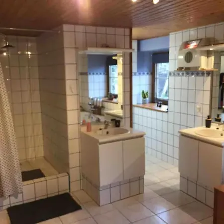 ホームステイ F1 2 - Cour-toise ストゥモン